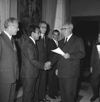 Il Presidente della Repubblica Giuseppe Saragat riceve la visita di omaggio di Pietro Quaroni, Presidente della RAI-TV, con dirigenti, giornalisti e tecnici che hanno operato durante i viaggi del 
Presidente e consegna di diplomi di onorificenza
