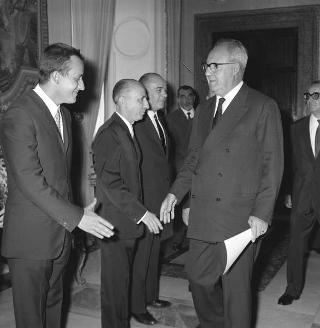 Il Presidente della Repubblica Giuseppe Saragat riceve la visita di omaggio di Pietro Quaroni, Presidente della RAI-TV, con dirigenti, giornalisti e tecnici che hanno operato durante i viaggi del 
Presidente e consegna di diplomi di onorificenza