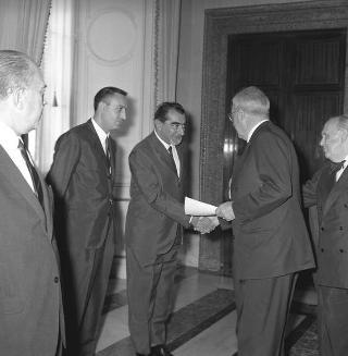 Il Presidente della Repubblica Giuseppe Saragat riceve la visita di omaggio di Pietro Quaroni, Presidente della RAI-TV, con dirigenti, giornalisti e tecnici che hanno operato durante i viaggi del 
Presidente e consegna di diplomi di onorificenza