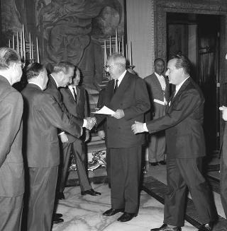 Il Presidente della Repubblica Giuseppe Saragat riceve la visita di omaggio di Pietro Quaroni, Presidente della RAI-TV, con dirigenti, giornalisti e tecnici che hanno operato durante i viaggi del 
Presidente e consegna di diplomi di onorificenza