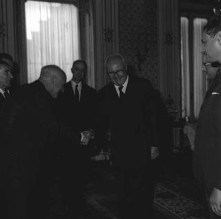 Presidente della Repubblica Giuseppe Saragat riceve la visita di omaggio di Antonio Martinelli, Presidente dell'Ordine degli ingegneri della Provincia di Roma, con il Consiglio dell'Ordine medesimo
