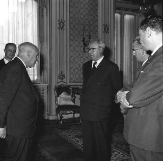 Presidente della Repubblica Giuseppe Saragat riceve la visita di omaggio di Antonio Martinelli, Presidente dell'Ordine degli ingegneri della Provincia di Roma, con il Consiglio dell'Ordine medesimo