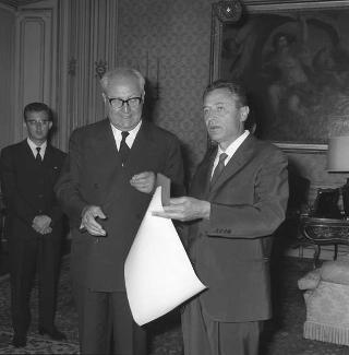 Il Presidente della Repubblica Giuseppe Saragat riceve il sen. Luigi Mariotti, Ministro della sanità, con il Presidente ed i dirigenti dell'Unione nazionale vigili sanitari d'Italia, per consegna all'Unione della Medaglia d'oro al merito della sanità pubblica