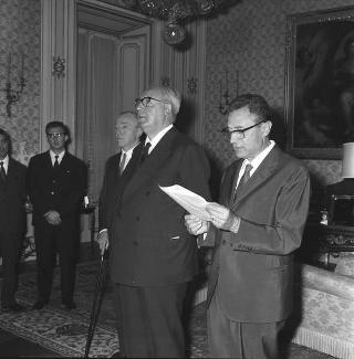 Il Presidente della Repubblica Giuseppe Saragat riceve il sen. Luigi Mariotti, Ministro della sanità, con il Presidente ed i dirigenti dell'Unione nazionale vigili sanitari d'Italia, per consegna all'Unione della Medaglia d'oro al merito della sanità pubblica