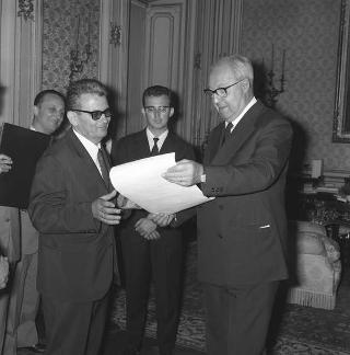 Il Presidente della Repubblica Giuseppe Saragat riceve il sen. Luigi Mariotti, Ministro della sanità, con il Presidente ed i dirigenti dell'Unione nazionale vigili sanitari d'Italia, per consegna all'Unione della Medaglia d'oro al merito della sanità pubblica