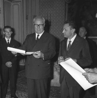 Il Presidente della Repubblica Giuseppe Saragat riceve il sen. Luigi Mariotti, Ministro della sanità, con il Presidente ed i dirigenti dell'Unione nazionale vigili sanitari d'Italia, per consegna all'Unione della Medaglia d'oro al merito della sanità pubblica