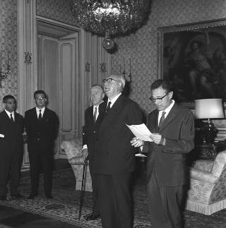 Il Presidente della Repubblica Giuseppe Saragat riceve il sen. Luigi Mariotti, Ministro della sanità, con il Presidente ed i dirigenti dell'Unione nazionale vigili sanitari d'Italia, per consegna all'Unione della Medaglia d'oro al merito della sanità pubblica