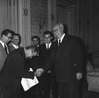 Il Presidente della Repubblica Giuseppe Saragat riceve il sen. Luigi Mariotti, Ministro della sanità, con il Presidente ed i dirigenti dell'Unione nazionale vigili sanitari d'Italia, per consegna all'Unione della Medaglia d'oro al merito della sanità pubblica