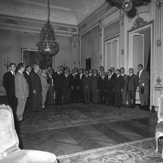 Il Presidente della Repubblica Giuseppe Saragat riceve il sen. Luigi Mariotti, Ministro della sanità, con il Presidente ed i dirigenti dell'Unione nazionale vigili sanitari d'Italia, per consegna all'Unione della Medaglia d'oro al merito della sanità pubblica