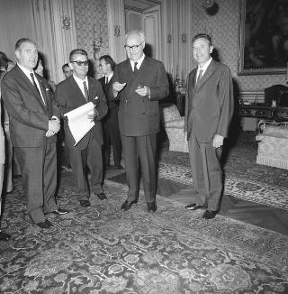 Il Presidente della Repubblica Giuseppe Saragat riceve il sen. Luigi Mariotti, Ministro della sanità, con il Presidente ed i dirigenti dell'Unione nazionale vigili sanitari d'Italia, per consegna all'Unione della Medaglia d'oro al merito della sanità pubblica
