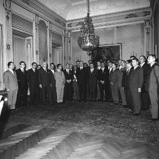 Il Presidente della Repubblica Giuseppe Saragat riceve il sen. Luigi Mariotti, Ministro della sanità, con il Presidente ed i dirigenti dell'Unione nazionale vigili sanitari d'Italia, per consegna all'Unione della Medaglia d'oro al merito della sanità pubblica