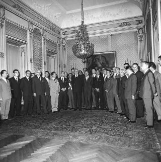 Il Presidente della Repubblica Giuseppe Saragat riceve il sen. Luigi Mariotti, Ministro della sanità, con il Presidente ed i dirigenti dell'Unione nazionale vigili sanitari d'Italia, per consegna all'Unione della Medaglia d'oro al merito della sanità pubblica