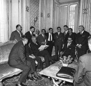 Il Presidente della Repubblica Giuseppe Saragat riceve il sen. Luigi Mariotti, Ministro della sanità, con il Presidente ed i dirigenti dell'Unione nazionale vigili sanitari d'Italia, per consegna all'Unione della Medaglia d'oro al merito della sanità pubblica