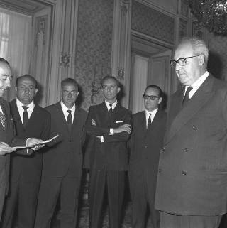Visita di omaggio al Presidente della Repubblica Giuseppe Saragat di Mario Missiroli, Presidente della Federazione nazionale della stampa italiana, con Adriano Falvo, Presidente della Giunta esecutiva e i componenti il Consiglio direttivo, in occasione del X Congresso Nazionale della Stampa Italiana.