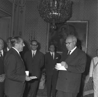 Visita di omaggio al Presidente della Repubblica Giuseppe Saragat di Mario Missiroli, Presidente della Federazione nazionale della stampa italiana, con Adriano Falvo, Presidente della Giunta esecutiva e i componenti il Consiglio direttivo, in occasione del X Congresso Nazionale della Stampa Italiana.