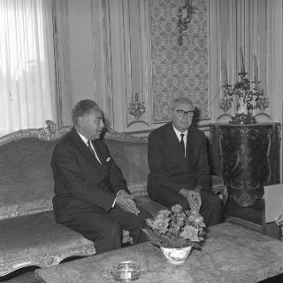 Il Presidente della Repubblica Giuseppe Saragat  durante il colloquio con  Mohammed Bargavh, Ministro per la pianificazione e lo sviluppo del Regno del Marocco, sono presenti: l'ambasciatore Moulay Hassan Ben Al Mehdi,  Giovanni Pieraccini, Ministro del bilancio e Giuseppe Lupis, Sottosegretario agli esteri