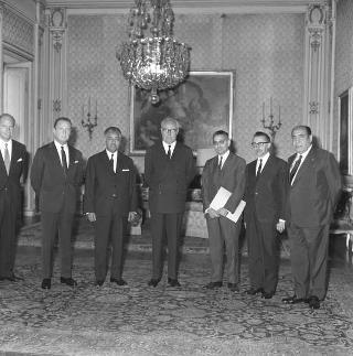 Il Presidente della Repubblica Giuseppe Saragat  durante il colloquio con  Mohammed Bargavh, Ministro per la pianificazione e lo sviluppo del Regno del Marocco, sono presenti: l'ambasciatore Moulay Hassan Ben Al Mehdi,  Giovanni Pieraccini, Ministro del bilancio e Giuseppe Lupis, Sottosegretario agli esteri