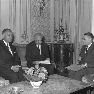 Il Presidente della Repubblica Giuseppe Saragat  durante il colloquio con  Mohammed Bargavh, Ministro per la pianificazione e lo sviluppo del Regno del Marocco, sono presenti: l'ambasciatore Moulay Hassan Ben Al Mehdi,  Giovanni Pieraccini, Ministro del bilancio e Giuseppe Lupis, Sottosegretario agli esteri