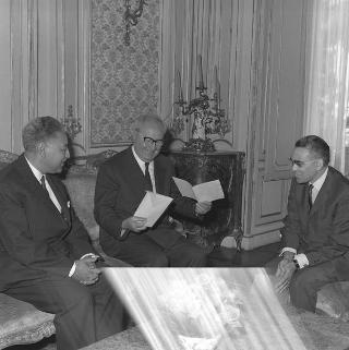 Il Presidente della Repubblica Giuseppe Saragat  durante il colloquio con  Mohammed Bargavh, Ministro per la pianificazione e lo sviluppo del Regno del Marocco, sono presenti: l'ambasciatore Moulay Hassan Ben Al Mehdi,  Giovanni Pieraccini, Ministro del bilancio e Giuseppe Lupis, Sottosegretario agli esteri
