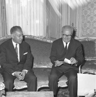 Il Presidente della Repubblica Giuseppe Saragat  durante il colloquio con  Mohammed Bargavh, Ministro per la pianificazione e lo sviluppo del Regno del Marocco, sono presenti: l'ambasciatore Moulay Hassan Ben Al Mehdi,  Giovanni Pieraccini, Ministro del bilancio e Giuseppe Lupis, Sottosegretario agli esteri