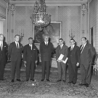 Il Presidente della Repubblica Giuseppe Saragat  durante il colloquio con  Mohammed Bargavh, Ministro per la pianificazione e lo sviluppo del Regno del Marocco, sono presenti: l'ambasciatore Moulay Hassan Ben Al Mehdi,  Giovanni Pieraccini, Ministro del bilancio e Giuseppe Lupis, Sottosegretario agli esteri