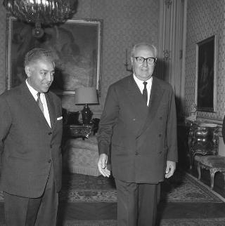 Il Presidente della Repubblica Giuseppe Saragat  durante il colloquio con  Mohammed Bargavh, Ministro per la pianificazione e lo sviluppo del Regno del Marocco, sono presenti: l'ambasciatore Moulay Hassan Ben Al Mehdi,  Giovanni Pieraccini, Ministro del bilancio e Giuseppe Lupis, Sottosegretario agli esteri