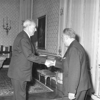Il Presidente della Repubblica Giuseppe Saragat  durante il colloquio con  Mohammed Bargavh, Ministro per la pianificazione e lo sviluppo del Regno del Marocco, sono presenti: l'ambasciatore Moulay Hassan Ben Al Mehdi,  Giovanni Pieraccini, Ministro del bilancio e Giuseppe Lupis, Sottosegretario agli esteri