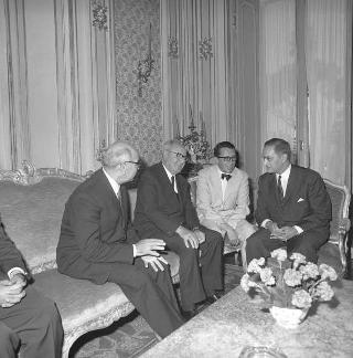 Colloquio del Presidente della Repubblica Giuseppe Saragat con Mustafà Khalil, vice Primo Ministro per l'industria della Repubblica Araba Unita (RAU), sono presenti: l'ambasciatore Ahmed Naguib Hashim, Giuseppe Lupis, Sottosegretario agli esteri, Franco Malfatti, Sottosegretario per l'industria e commercio, e Vincenzo Soro, ambasciatore d'Italia al Cairo