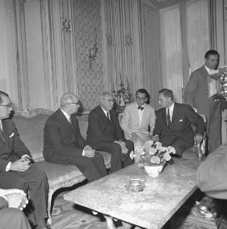 Colloquio del Presidente della Repubblica Giuseppe Saragat con Mustafà Khalil, vice Primo Ministro per l'industria della Repubblica Araba Unita (RAU), sono presenti: l'ambasciatore Ahmed Naguib Hashim, Giuseppe Lupis, Sottosegretario agli esteri, Franco Malfatti, Sottosegretario per l'industria e commercio, e Vincenzo Soro, ambasciatore d'Italia al Cairo