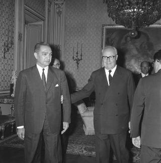 Colloquio del Presidente della Repubblica Giuseppe Saragat con Mustafà Khalil, vice Primo Ministro per l'industria della Repubblica Araba Unita (RAU), sono presenti: l'ambasciatore Ahmed Naguib Hashim, Giuseppe Lupis, Sottosegretario agli esteri, Franco Malfatti, Sottosegretario per l'industria e commercio, e Vincenzo Soro, ambasciatore d'Italia al Cairo