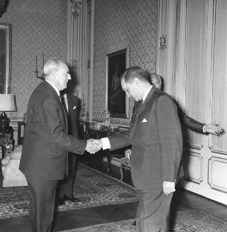 Colloquio del Presidente della Repubblica Giuseppe Saragat con Mustafà Khalil, vice Primo Ministro per l'industria della Repubblica Araba Unita (RAU), sono presenti: l'ambasciatore Ahmed Naguib Hashim, Giuseppe Lupis, Sottosegretario agli esteri, Franco Malfatti, Sottosegretario per l'industria e commercio, e Vincenzo Soro, ambasciatore d'Italia al Cairo