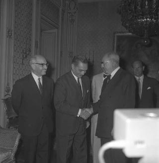 Colloquio del Presidente della Repubblica Giuseppe Saragat con Mustafà Khalil, vice Primo Ministro per l'industria della Repubblica Araba Unita (RAU), sono presenti: l'ambasciatore Ahmed Naguib Hashim, Giuseppe Lupis, Sottosegretario agli esteri, Franco Malfatti, Sottosegretario per l'industria e commercio, e Vincenzo Soro, ambasciatore d'Italia al Cairo