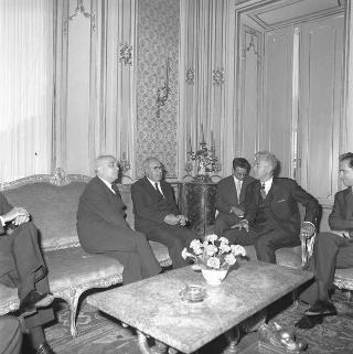 Il Presidente della Repubblica Giuseppe Saragat incontra  Cornelio Manescu, Ministro degli affari esteri di Romania, con l'ambasciatore Cornel Burtica, sono presenti:  Amintore Fanfani, Ministro degli esteri, Niccolò Moscato, ambasciatore d'Italia a Bucarest, e Felice Catalano di Melilli, Segretario generale del ministero affari esteri