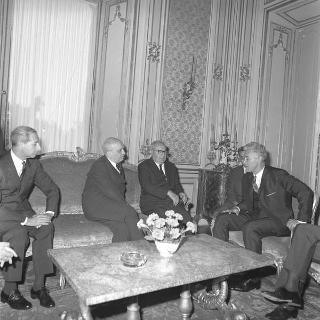 Il Presidente della Repubblica Giuseppe Saragat incontra  Cornelio Manescu, Ministro degli affari esteri di Romania, con l'ambasciatore Cornel Burtica, sono presenti:  Amintore Fanfani, Ministro degli esteri, Niccolò Moscato, ambasciatore d'Italia a Bucarest, e Felice Catalano di Melilli, Segretario generale del ministero affari esteri