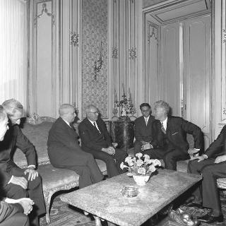 Il Presidente della Repubblica Giuseppe Saragat incontra  Cornelio Manescu, Ministro degli affari esteri di Romania, con l'ambasciatore Cornel Burtica, sono presenti:  Amintore Fanfani, Ministro degli esteri, Niccolò Moscato, ambasciatore d'Italia a Bucarest, e Felice Catalano di Melilli, Segretario generale del ministero affari esteri