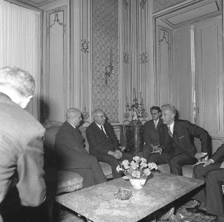 Il Presidente della Repubblica Giuseppe Saragat incontra  Cornelio Manescu, Ministro degli affari esteri di Romania, con l'ambasciatore Cornel Burtica, sono presenti:  Amintore Fanfani, Ministro degli esteri, Niccolò Moscato, ambasciatore d'Italia a Bucarest, e Felice Catalano di Melilli, Segretario generale del ministero affari esteri