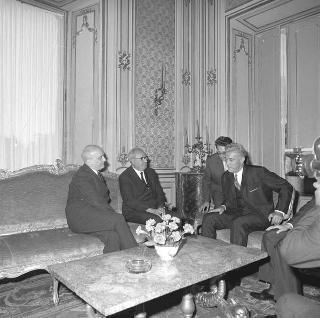 Il Presidente della Repubblica Giuseppe Saragat incontra  Cornelio Manescu, Ministro degli affari esteri di Romania, con l'ambasciatore Cornel Burtica, sono presenti:  Amintore Fanfani, Ministro degli esteri, Niccolò Moscato, ambasciatore d'Italia a Bucarest, e Felice Catalano di Melilli, Segretario generale del ministero affari esteri