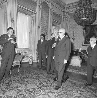 Il Presidente della Repubblica Giuseppe Saragat incontra  Cornelio Manescu, Ministro degli affari esteri di Romania, con l'ambasciatore Cornel Burtica, sono presenti:  Amintore Fanfani, Ministro degli esteri, Niccolò Moscato, ambasciatore d'Italia a Bucarest, e Felice Catalano di Melilli, Segretario generale del ministero affari esteri