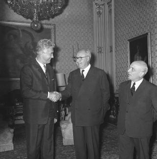 Il Presidente della Repubblica Giuseppe Saragat incontra  Cornelio Manescu, Ministro degli affari esteri di Romania, con l'ambasciatore Cornel Burtica, sono presenti:  Amintore Fanfani, Ministro degli esteri, Niccolò Moscato, ambasciatore d'Italia a Bucarest, e Felice Catalano di Melilli, Segretario generale del ministero affari esteri