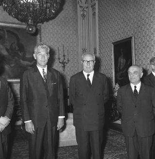 Il Presidente della Repubblica Giuseppe Saragat incontra  Cornelio Manescu, Ministro degli affari esteri di Romania, con l'ambasciatore Cornel Burtica, sono presenti:  Amintore Fanfani, Ministro degli esteri, Niccolò Moscato, ambasciatore d'Italia a Bucarest, e Felice Catalano di Melilli, Segretario generale del ministero affari esteri