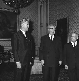 Il Presidente della Repubblica Giuseppe Saragat incontra  Cornelio Manescu, Ministro degli affari esteri di Romania, con l'ambasciatore Cornel Burtica, sono presenti:  Amintore Fanfani, Ministro degli esteri, Niccolò Moscato, ambasciatore d'Italia a Bucarest, e Felice Catalano di Melilli, Segretario generale del ministero affari esteri