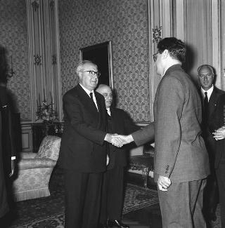 Il Presidente della Repubblica Giuseppe Saragat incontra  Cornelio Manescu, Ministro degli affari esteri di Romania, con l'ambasciatore Cornel Burtica, sono presenti:  Amintore Fanfani, Ministro degli esteri, Niccolò Moscato, ambasciatore d'Italia a Bucarest, e Felice Catalano di Melilli, Segretario generale del ministero affari esteri