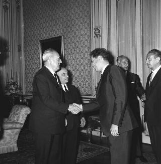 Il Presidente della Repubblica Giuseppe Saragat incontra  Cornelio Manescu, Ministro degli affari esteri di Romania, con l'ambasciatore Cornel Burtica, sono presenti:  Amintore Fanfani, Ministro degli esteri, Niccolò Moscato, ambasciatore d'Italia a Bucarest, e Felice Catalano di Melilli, Segretario generale del ministero affari esteri