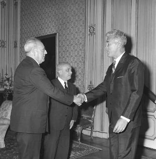 Il Presidente della Repubblica Giuseppe Saragat incontra  Cornelio Manescu, Ministro degli affari esteri di Romania, con l'ambasciatore Cornel Burtica, sono presenti:  Amintore Fanfani, Ministro degli esteri, Niccolò Moscato, ambasciatore d'Italia a Bucarest, e Felice Catalano di Melilli, Segretario generale del ministero affari esteri