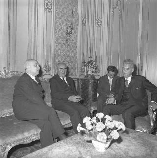 Il Presidente della Repubblica Giuseppe Saragat incontra  Cornelio Manescu, Ministro degli affari esteri di Romania, con l'ambasciatore Cornel Burtica, sono presenti:  Amintore Fanfani, Ministro degli esteri, Niccolò Moscato, ambasciatore d'Italia a Bucarest, e Felice Catalano di Melilli, Segretario generale del ministero affari esteri