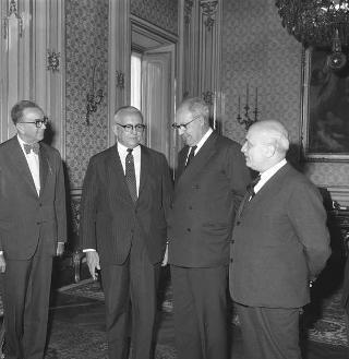 Colloquio del Presidente della Repubblica Giuseppe Saragat con Juracy Magalhaes, Ministro degli Affari Esteri del Brasile, con l'ambasciatore Francisco D'Alamo Lousada, sono presenti: Amintore Fanfani, Ministro degli esteri, Eugenio Prato, ambasciatore d'Italia a Rio de Janeiro e Felice Catalano di Melilli, Segretario generale del ministero affari esteri