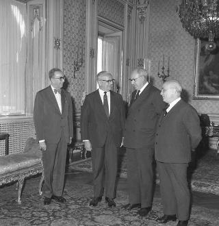 Colloquio del Presidente della Repubblica Giuseppe Saragat con Juracy Magalhaes, Ministro degli Affari Esteri del Brasile, con l'ambasciatore Francisco D'Alamo Lousada, sono presenti: Amintore Fanfani, Ministro degli esteri, Eugenio Prato, ambasciatore d'Italia a Rio de Janeiro e Felice Catalano di Melilli, Segretario generale del ministero affari esteri