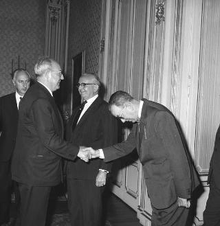 Colloquio del Presidente della Repubblica Giuseppe Saragat con Juracy Magalhaes, Ministro degli Affari Esteri del Brasile, con l'ambasciatore Francisco D'Alamo Lousada, sono presenti: Amintore Fanfani, Ministro degli esteri, Eugenio Prato, ambasciatore d'Italia a Rio de Janeiro e Felice Catalano di Melilli, Segretario generale del ministero affari esteri