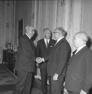 Colloquio del Presidente della Repubblica Giuseppe Saragat con Juracy Magalhaes, Ministro degli Affari Esteri del Brasile, con l'ambasciatore Francisco D'Alamo Lousada, sono presenti: Amintore Fanfani, Ministro degli esteri, Eugenio Prato, ambasciatore d'Italia a Rio de Janeiro e Felice Catalano di Melilli, Segretario generale del ministero affari esteri