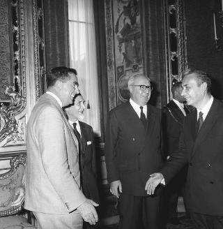 Il Presidente della Repubblica Giuseppe Saragat e l'on. Aldo Moro durante la colazione in onore dei Ministri della Difesa dei Paesi della NATO.